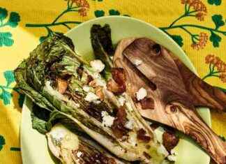 Ensalada de Lechuga Romana a la Parrilla con Queso Azul y Tocino news-20082024-115249